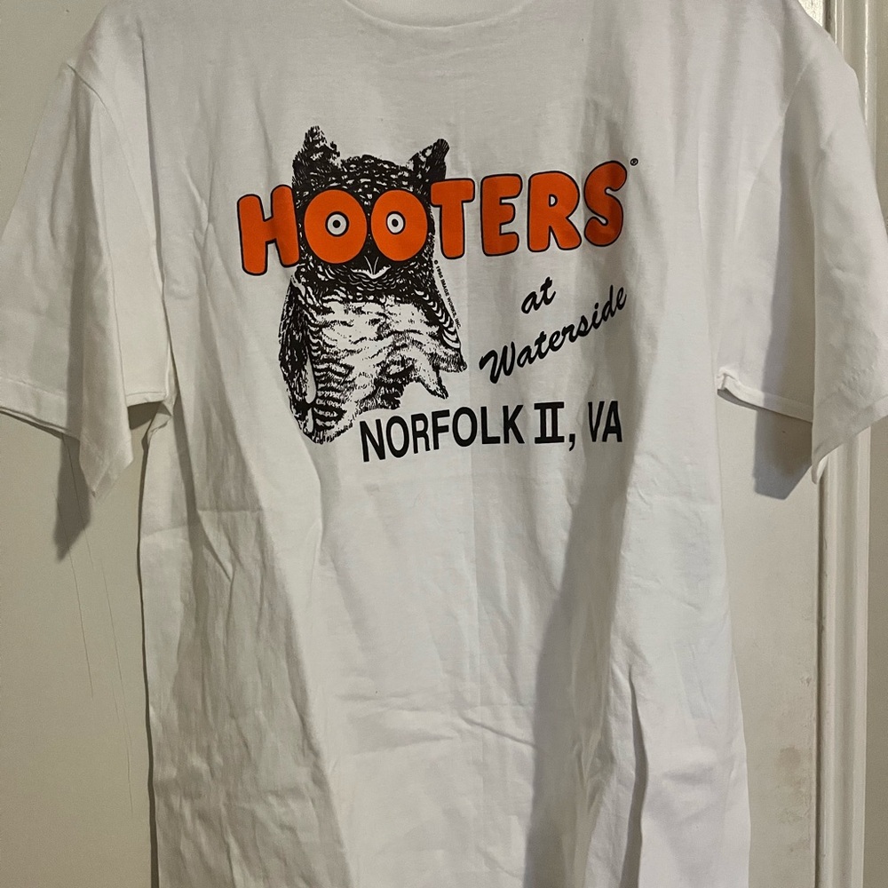 Hooters Graphic T-Shirt in White and Orange